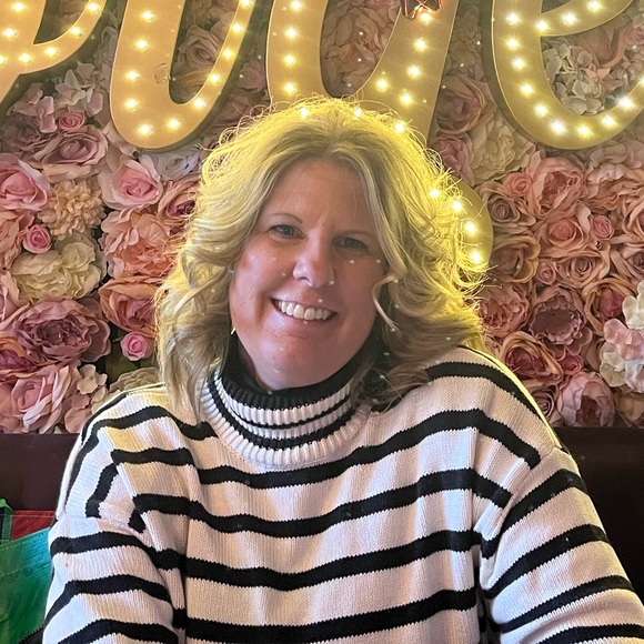 Meet your Posher, Jen - Picture 2 of 2